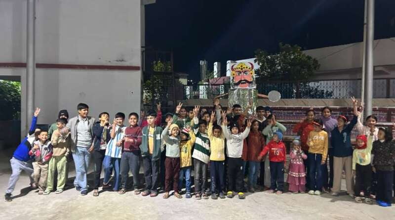 चम्पावत के छतार में बच्चों ने किया रावण दहन, राघव-माधव और चेतन ने पुतले को दिया आकार
