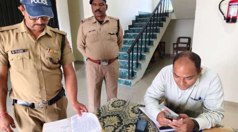 चम्पावत : नवनिर्मित रौसाल पुलिस चौकी का डीएम ने किया औचक निरीक्षण, पुलिस कर्मियों की सुनीं समस्याएं
