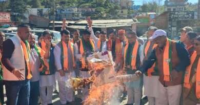 खड़गे की टिप्पणी पर चम्पावत में भाजपा का प्रदर्शन, कांग्रेस अध्यक्ष का पुतला फूंका