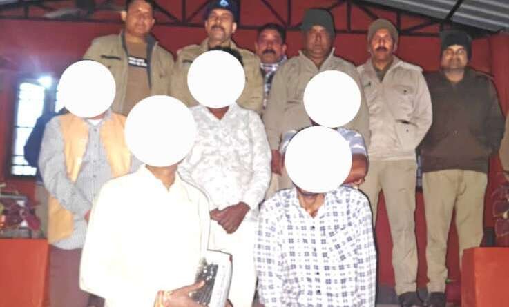 चम्पावत में 992 ग्राम चरस के साथ पांच गिरफ्तार, आर्टिका कार जब्त