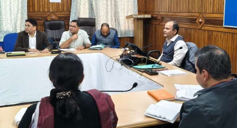 चम्पावत की सड़कें जल्द होंगी गड्ढामुक्त, डीएम ने दिए सख्त निर्देश