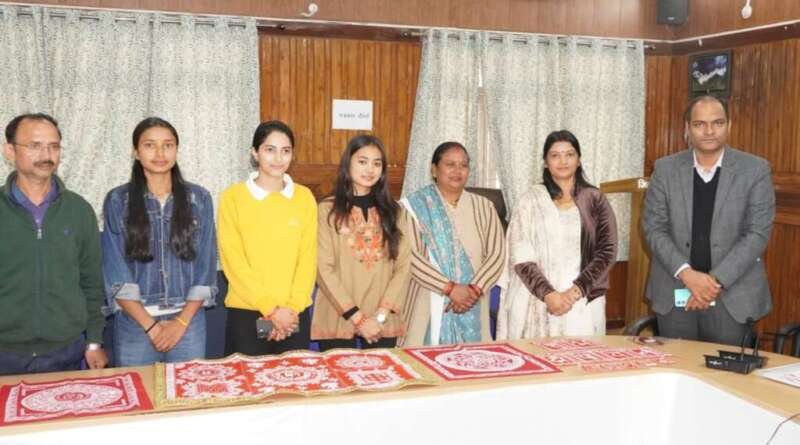 ऐपण कला से उद्यमिता की राह तलाश रहीं लोहाघाट की छात्राएं, डीएम ने थपथपाई पीठ