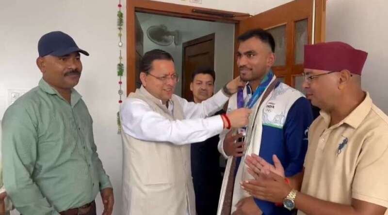 एशियन गेम्स के कांस्य पदक विजेता बॉक्सर कपिल पोखरिया ने सीएम धामी से की मुलाकात