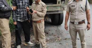 चेकिंग से बचकर भागा लीसे से भरा कैंटर, नाली में फंसते ही खुला राज