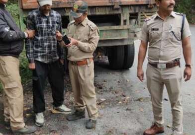 चेकिंग से बचकर भागा लीसे से भरा कैंटर, नाली में फंसते ही खुला राज