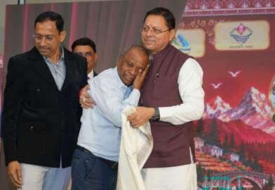मुख्यमंत्री धामी ने पूर्व शिक्षकों के छुए पैर, वर्षों बाद गुरुजनों से मिलकर हुए भावुक