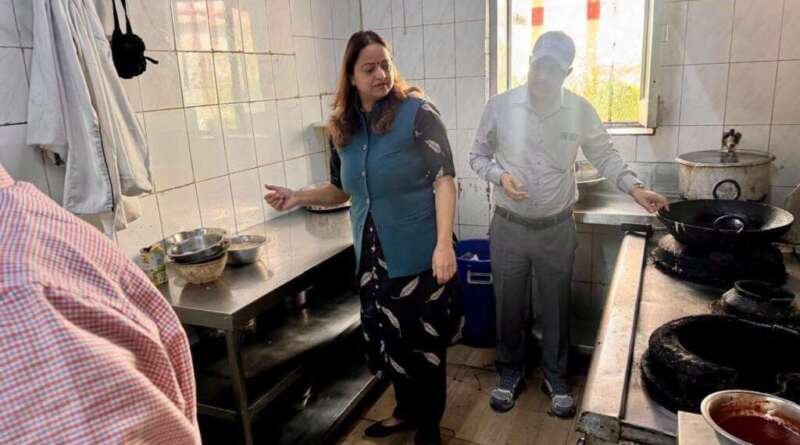 देहरादून: हांडी रेस्टोरेंट में सड़ी-गली सब्जियां और बासी खाना मिला, तत्काल बंद कराया