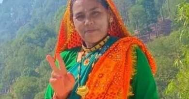 चम्पावत: खाई में गिरने से महिला की मौत, ग्रामीण बोले- नजदीक अस्पताल होता तो बच सकती थी जान