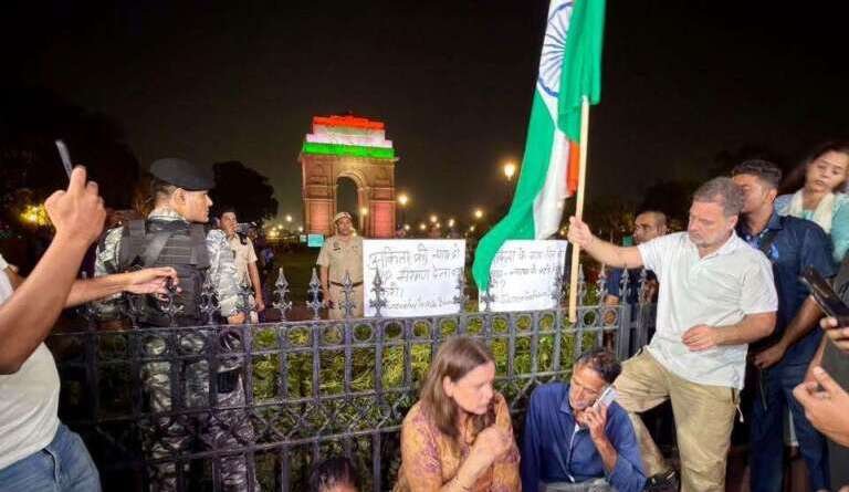 अंकिता भंडारी को न्याय की मांग: इंडिया गेट पर धरने पर बैठे माता-पिता, राहुल-प्रियंका ने की मुलाकात