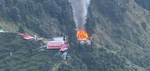 बागेश्वर : नवरात्र में प्राचीन मां भगवती मंदिर में लगी आग, मुख्य मंदिर को भारी नुकसान, वीडियो देखें…