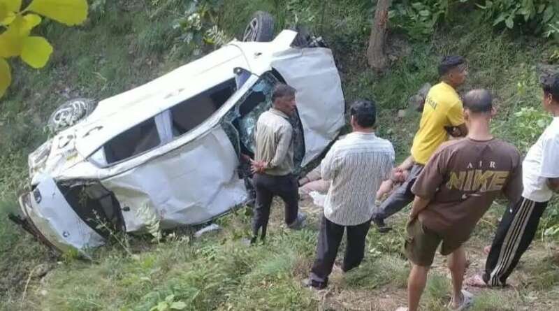 लोहाघाट : कार 200 मीटर गहरी खाई में गिरी, पांच लोग हुए घायल